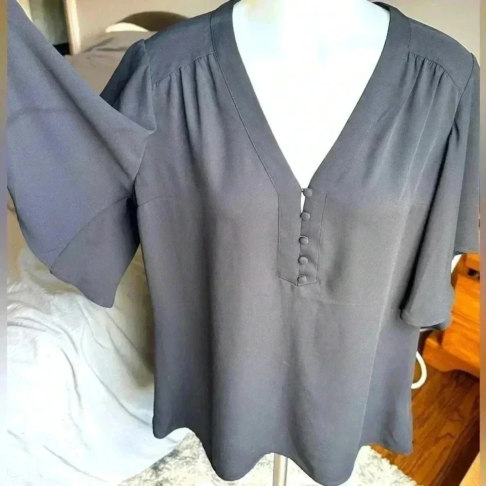 Size M Express flowy sleeve blouse with button accents